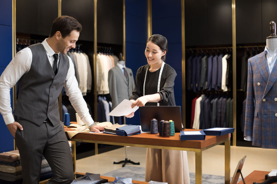 工作中的服装设计师