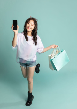 可爱的年轻女孩购物