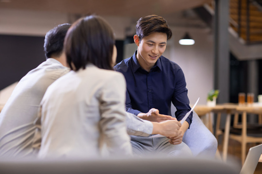 自信的商务人士在办公室讨论