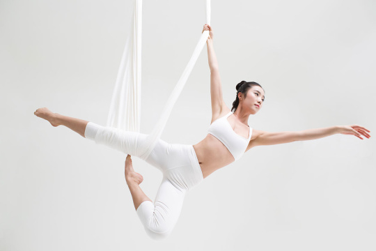 年轻女子练习空中瑜伽