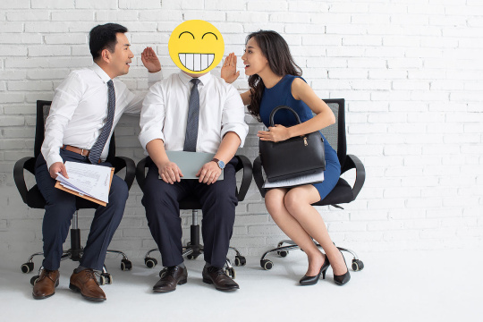 商务人士聊八卦