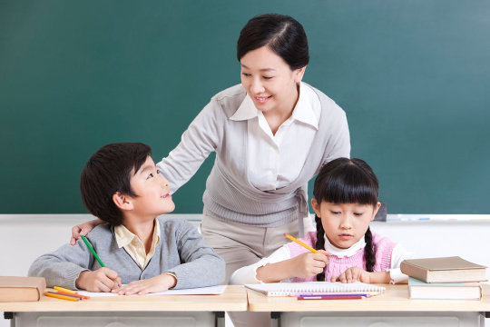 教室里的老师和小学生