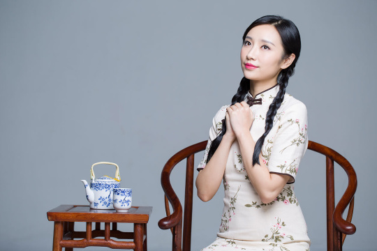 古典美女和茶具