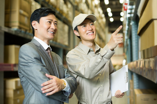 物流工作人员在仓库检查货物