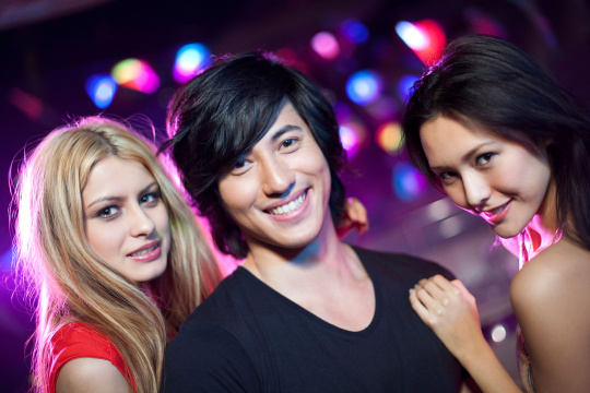 时尚青年男子在酒吧被美女包围