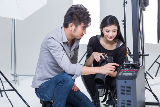 两位摄影师在影棚工作
