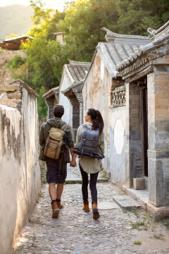 年轻情侣户外徒步旅行