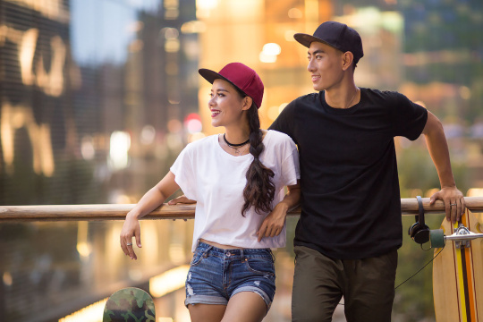 带着滑板的年轻情侣在约会