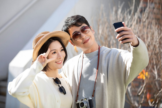 快乐的年轻夫妇用手机自拍