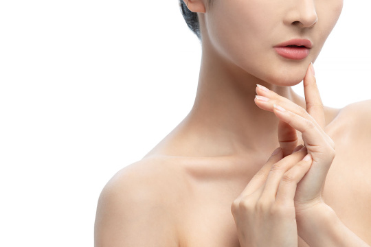 漂亮的年轻女子局部特写