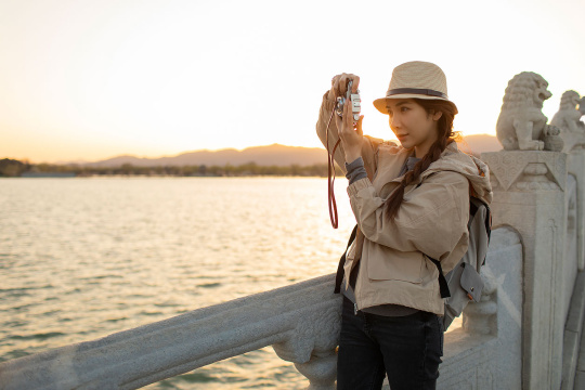 年轻女子旅游拍照