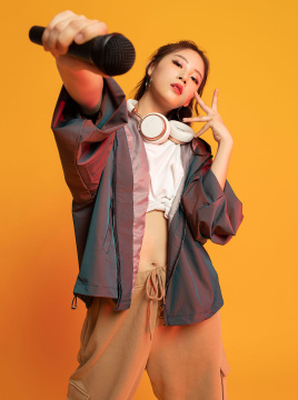 年轻的说唱女歌手
