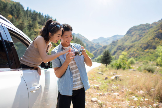 快乐的年轻情侣户外自驾游