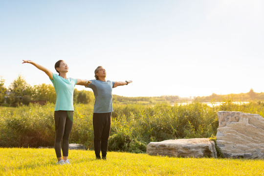 开心的中老年夫妇在公园锻炼身体