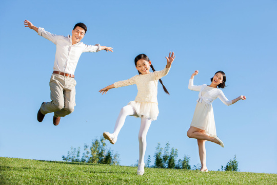 快乐的公园一家三口