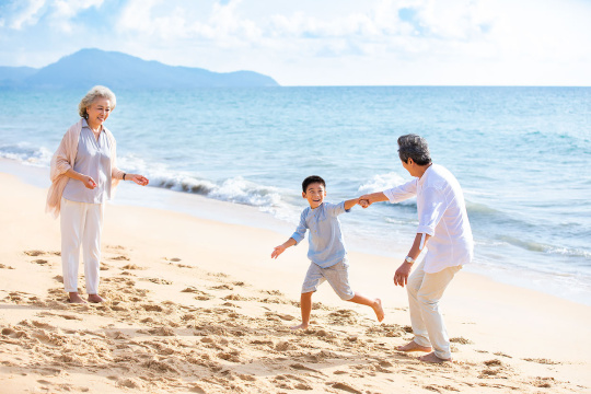 快乐的家庭在沙滩玩耍