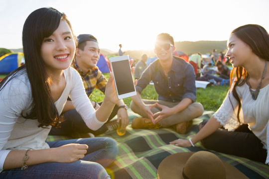 年轻人参加音乐节