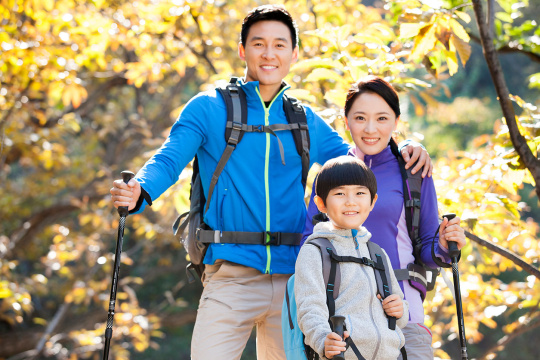 一家三口户外郊游