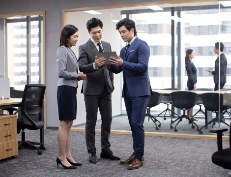 成功商务人士在办公室讨论工作