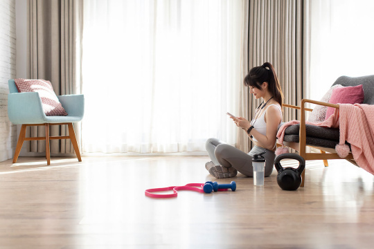 年轻女子运动后玩手机