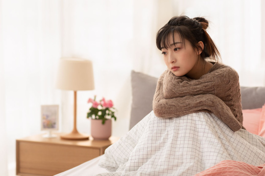 年轻女士在家不开心