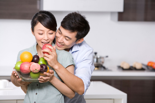 青年夫妇在厨房