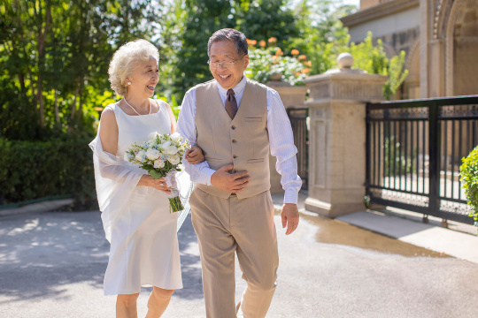 开心的老年新婚夫妇