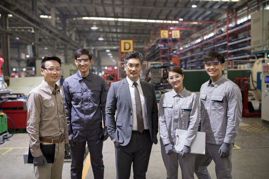 自信的商务男士和工程师团队