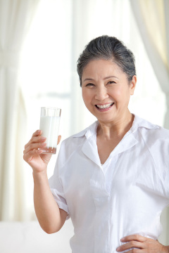 老年妇女和牛奶