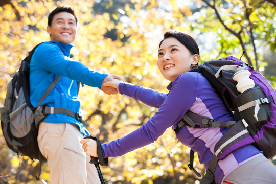 年轻夫妇徒步旅行