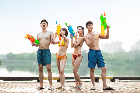 快乐的年轻人在户外打水仗