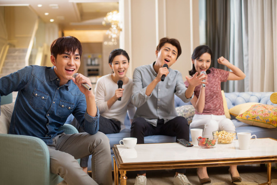 年轻朋友在家唱KTV