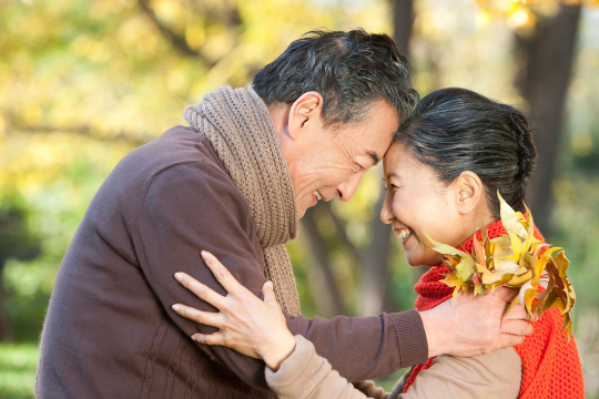 老年夫妇的秋日浪漫