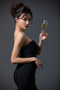 漂亮的年轻女士拿着香槟