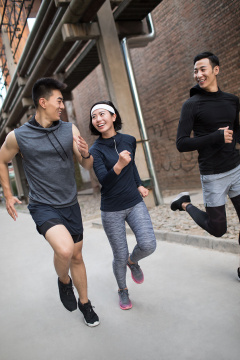 年轻人在户外跑步健身