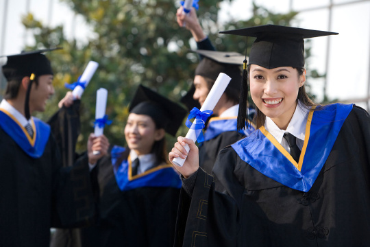 穿学士服的大学生们