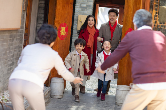快乐家庭庆祝新年
