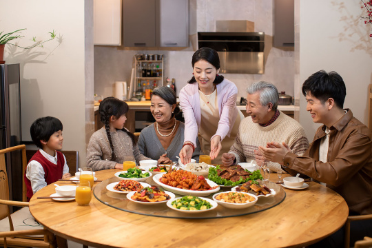 快乐家庭吃新年团圆饭