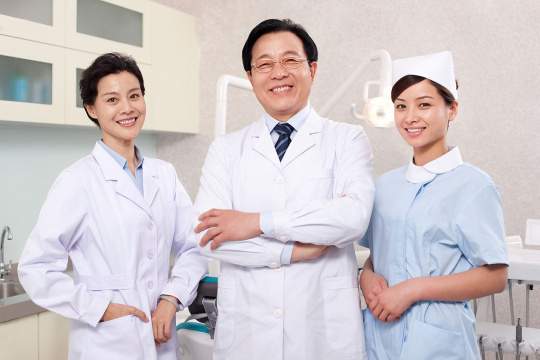 牙医和护士在牙科诊所