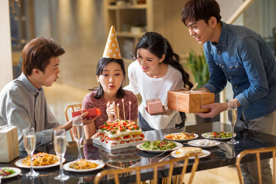 年轻朋友庆祝生日