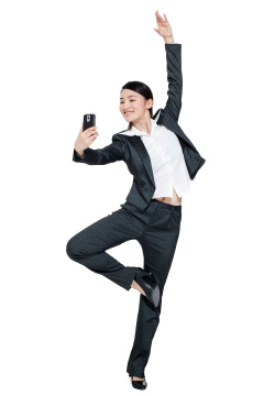 商务女士展示手机