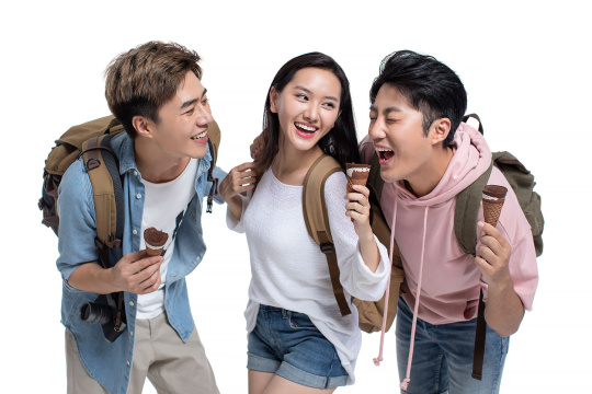 快乐的年轻朋友一起吃冰淇淋