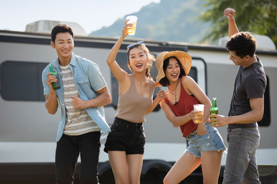 快乐的年轻朋友户外聚会