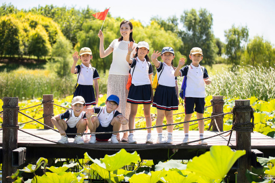 快乐的老师带领小学生春游