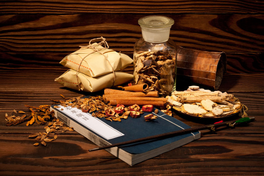 各种各样的中药和中医器具