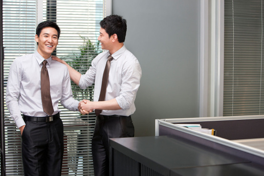 商务人士在办公室交谈