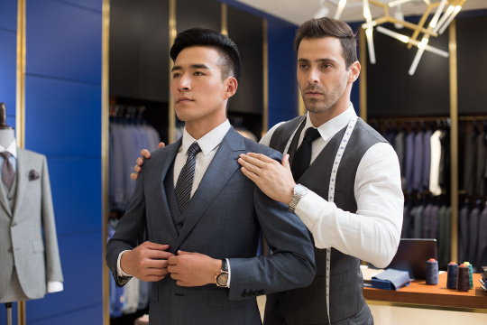 商务男子试穿定制的西装