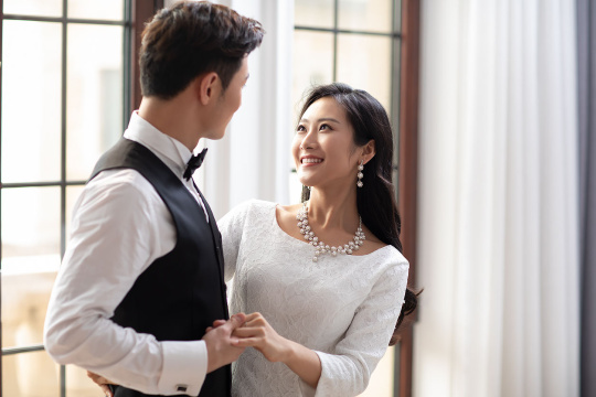 恩爱的年轻夫妇