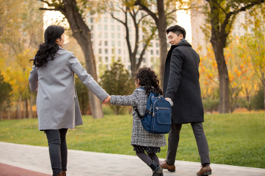 父母送孩子去上学