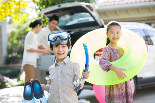 年轻家庭准备出游